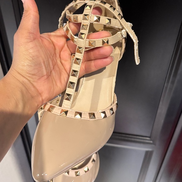 Nude and gold heels , very comfy. - Picture 2 of 8